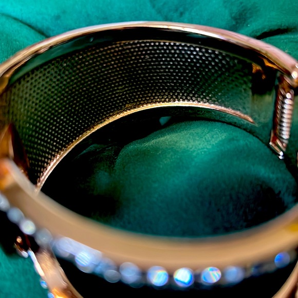 Guess Hinged Bracelet. Cream/Rose Gold Accents. - Picture 7 of 11